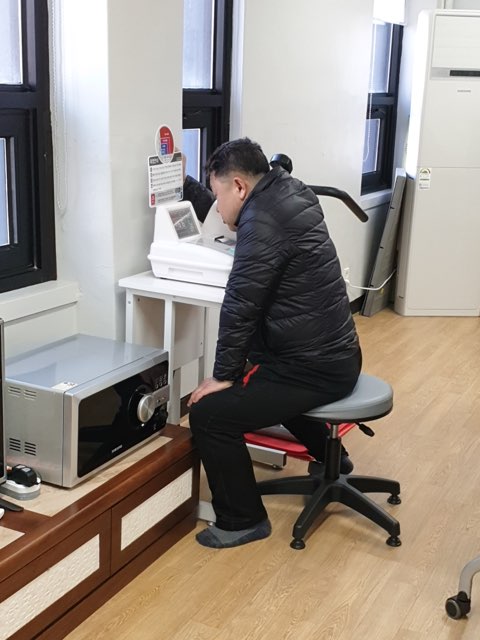 시각장애인이 음성보조장치가 달린 혈압계를 사용하는 모습으로 본문 기사와 직접 관련은 없음.