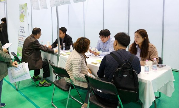 사진은 취업지망자들을 대상으로 한 면접 장면으로 본문과는 직접 관련이 없음.