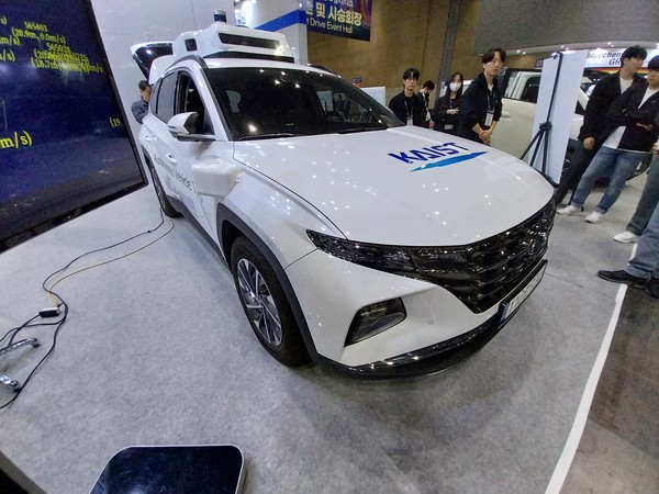 카이스트는 시뮬레이션 기반의 VR기술과 자율주행기술을 접목한 차량을 선보였다.