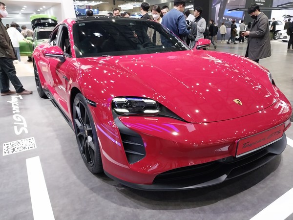 포르셰 TAICAN GTS.