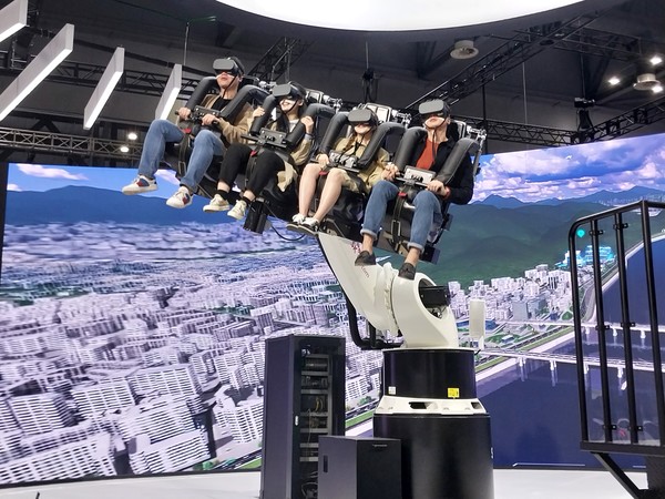 전시장에서 VR 체험을 하고 있는 관람객들.