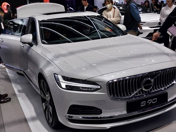 SK텔레콤의 차내 IVI 시스템 음성제어기술이 적용된 볼보 S90.