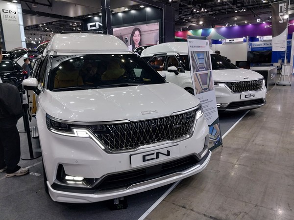 커스터마이징 업체 CN이 카니발에 설치한 선루프 모습.