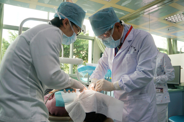 사진은 환자에 대한 의료진의 시술 장면.