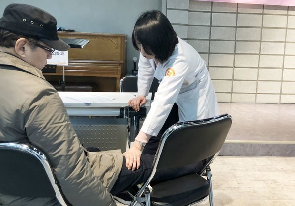 대면진료 vs 비대면진료 논란이 지속되는 가운데, 이번 시민사회단체의 지지선언으로 국면 전환이 이뤄질지 주목된다. 사진은 환자를 촉진하고 있는 모습.