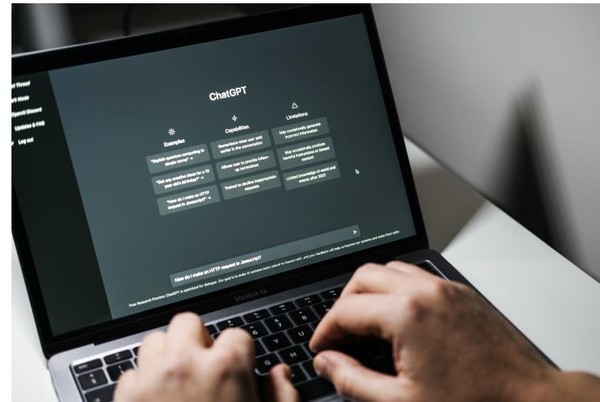 챗GPT를 이용하는 장면.