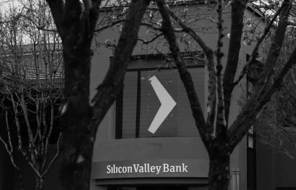 최근 실리콘 밸리 수난사의 한층 증폭시킨 SVB 은행 모습.(사진=블룸버그)