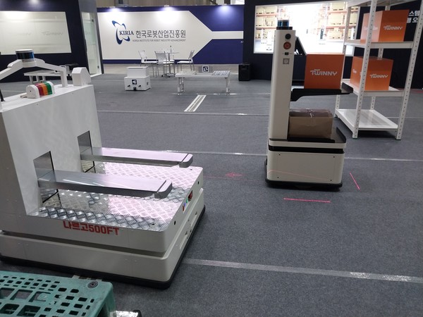 '2022 로보월드'에 등장한 자율주행 로봇 공정으로 본문의 '완전 자율 로봇' 관련 내용과는 관련이 없음.