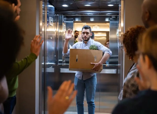 연출 여부는 확인되지 않지만, 기술매체 '인사이더'에 실린 한 장의 사진이 인상적이다. 해고당한 프로그래머가 엘리베이터 문이 닫히기 직전, 침통한 표정으로 남은 동료들과 작별인사를 나누고 있다. (사진=인사이더, 게티 이미지)