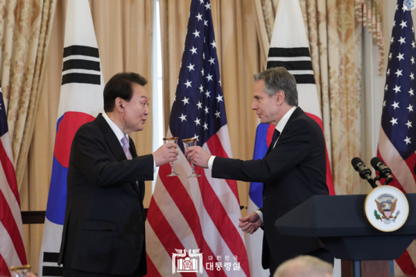 지난 4월 27일 윤석열 대통령 부부는 카말라 해리스 부통령 내외와 앤서니 블링컨 국무장관 내외가 주최한 국빈 오찬에 참석했다. (출처=대통령실)