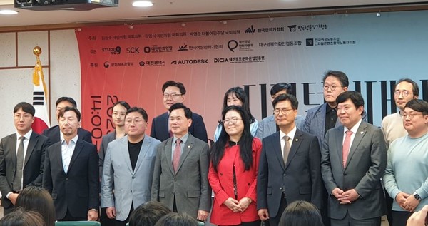 2일 열린 '디지털시대의 웹툰제작과 기술 포럼'에 참석한 패널들.