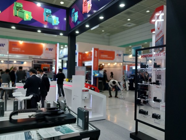 '2023 스마트팩토리전'  출품업체 모습으로 본문과는 직접 관련이 없음.