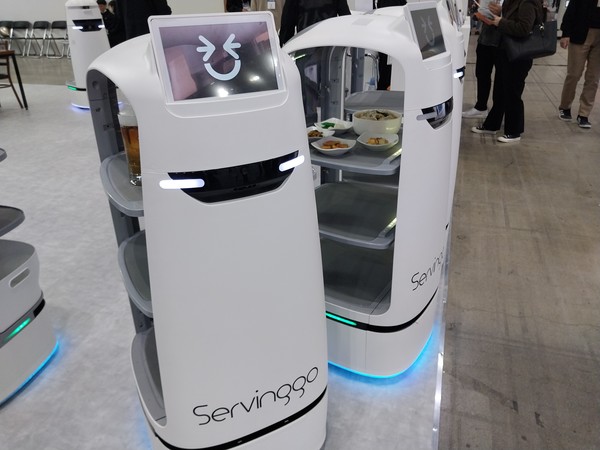 '2022 로보월드'에 출품된 서비스 로봇으로 본문의 클라우드 로봇 지능기술과는 관련이 없음.