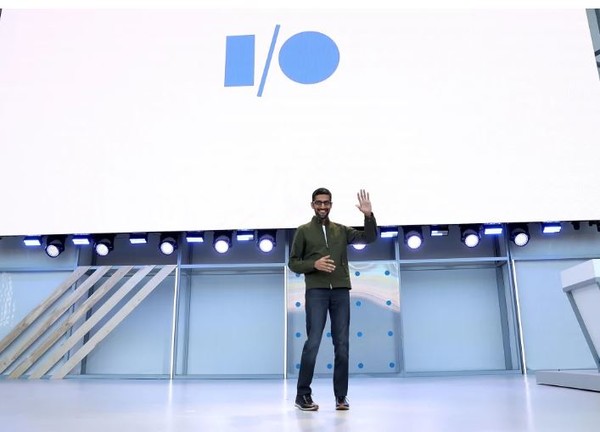 지난해 '구글 IO2022'에서 순다르 피차이 CEO가 자사 제품과 기술을 소개하고 있다.(사진=셔터 스톡)