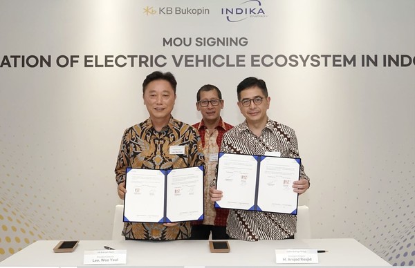 지난 11일 이우열 KB부코핀은행장(사진 왼쪽)과 아르샷 라싯 인디카 그룹 회장(사진 오른쪽)이 협약서에 서명 후 기념 촬영을 진행하고 있다. (출처=KB국민은행)