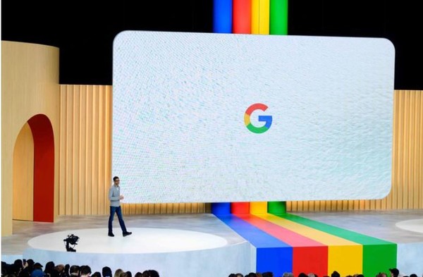 구글의 순다르 피차이가 최근 열린 구글 'IO 2023'에서 신기술과 비전을 발표하고 있다.(사진=월스트리트저널)