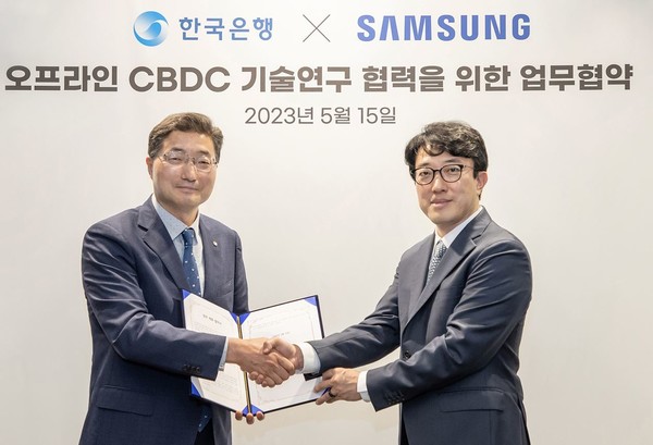 왼쪽부터 한국은행 이승헌 부총재, 삼성전자 MX사업부 개발실장 최원준 부사장. (출처:삼성전자)