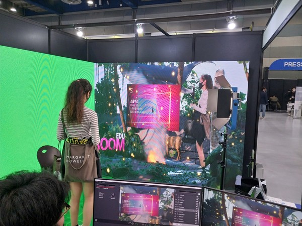 '2022 메타버스 페스티벌'에서 한 참가업체가 메타버스 기술을 보여주고 있다.