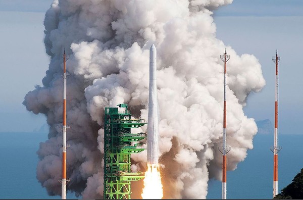 사진은 누리호 2차 발사 당시의 모습.(출처=항우연 홈페이지 캡처). 24일 발사하기로 한 누리호 3차 발사는 컴퓨터 제어시스템 이상으로 긴급히 중단되었다.