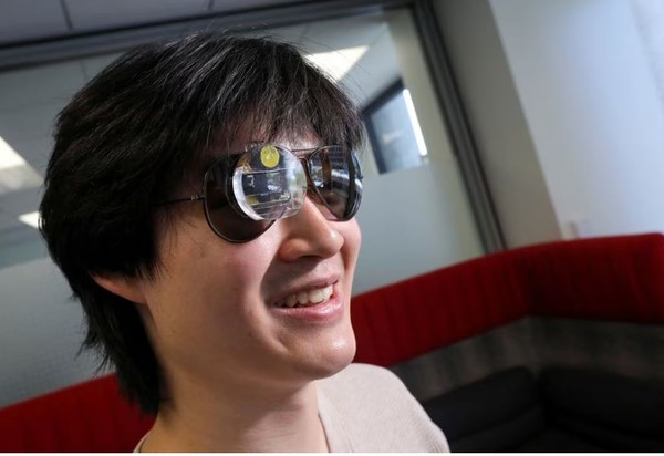 챗GPT를 접목한 '리즈GPT 안경'을 쓰고 있는 개발자 브라이언 치앙. (출처=로이터 통신)