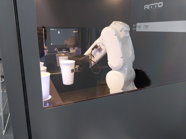 '2022 로보월드'에 참가한 업체가 선보인 '바리스타 로봇'으로 본문 기사와 직접 관련은 없음.