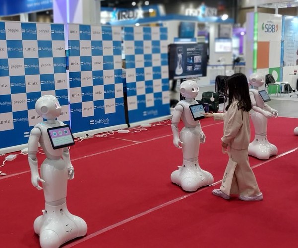 '2022 로보월드'에 참가한 업체가 출품한 매장 서비스로봇을 한 어린이가 작동해보고 있다. 사진은 본문 기사와는 관련이 없음.