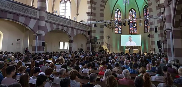 챗GPT 기반의 AI 아바타가 목사를 대신하여 예배를 집전하는 모습. (사진=AP통신)