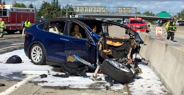 고속도로에서 충돌사고로 처참하게 파손된 테슬라 자율주행차. (사진=AP)