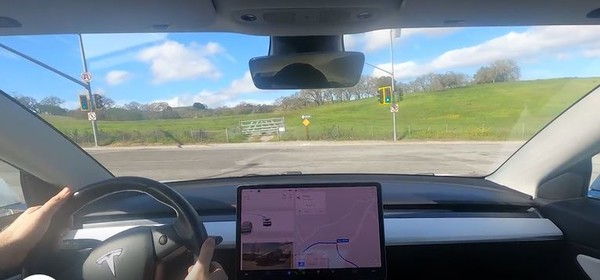 테슬라의 운전자 보조 자율주행시스템.