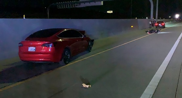 테슬라가 앞서 가던 오토바이를 추돌하는 사망 사고도 일어났다. (사진=AP)