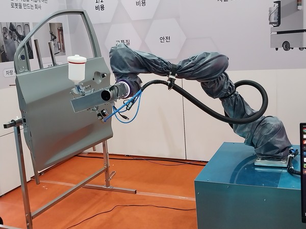 사람 대신 유해성 도료 작업을 하는 로봇이 '2022 로보월드'에서 선을 보였다.