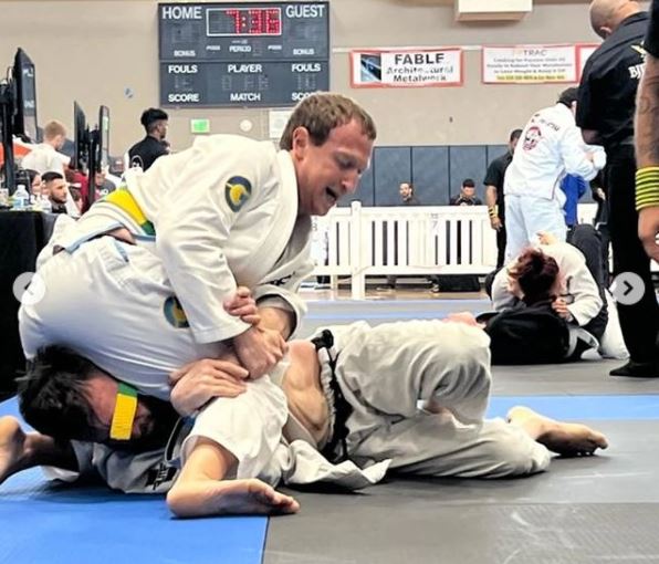 메타 CEO 마크 저커버그(왼쪽)가 주짓수 경기에서 상대 선수를 제압하고 있다. 저커버그는 이 경기에서 승리한 후 인스타그램에 사진을 올렸으며, 일론 머스크가 트위터를 통해 '결투'를 언급한데 대해 '장소를 정해달라'고 응수한 바 있다.(사진=인스타그램)