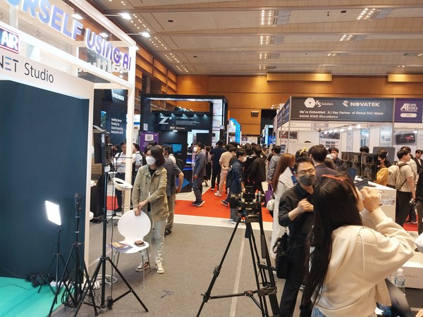 다양한 AI솔루션과 SW가 출시된 'AI엑스포코리아 2023' 모습.