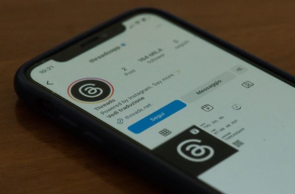 새로운 소셜 미디어 플랫폼 '스레즈' 앱.