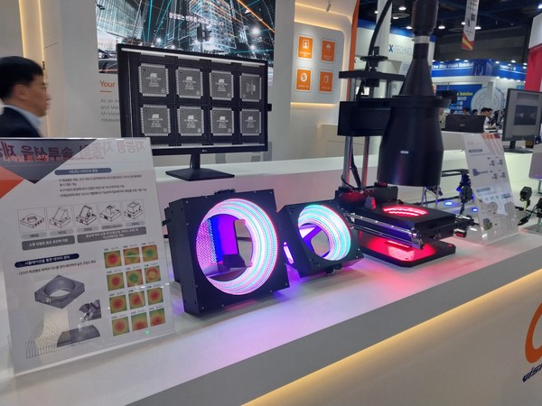 '디지털트윈'에 대한 사회진화론적 의미를 부여하는 등 다양한 인문학적 해석이 나와 눈길을 끈다. 사진은 '2023 스마트팩토리전'에 출품한 업체의 부스.