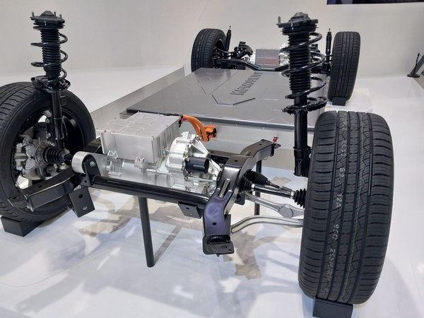 'KT&G코리아'(전 쌍용자동차)가 '2023 국제모빌리티쇼'에서 배터리가 탑재된 전기자동차 모형을 선보였다.