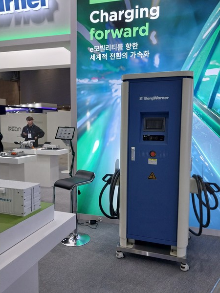 '2023 국제모빌리티쇼'에 출품된 전기자동차 충전시설.