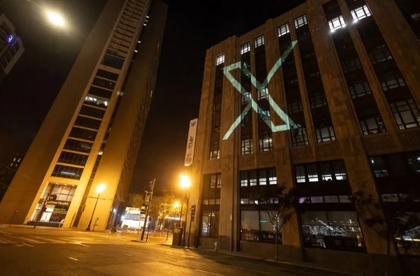 미국 샌프란시스코 트위터 본사에 새로운 로고 'X'가 투사되어 있다. (사진=로이터통신)