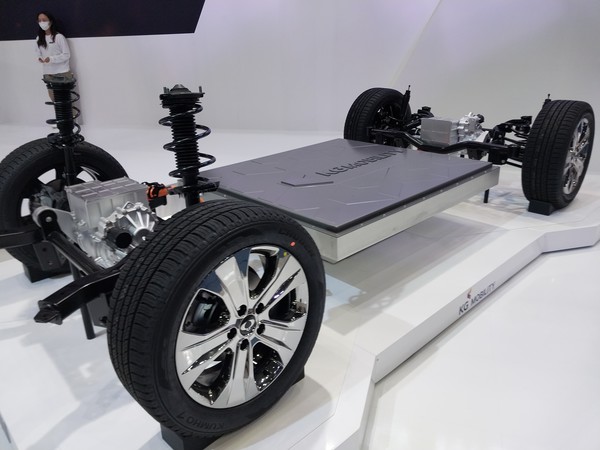 '2023 국제모빌리티쇼'에 출품한 KT&G의 전기자동차 배터리 장착 프레임 모습.
