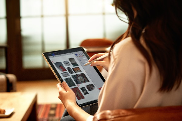 해킹과 사이버공격 방어 기능이 탑재된 태블릿 PC 작업 이미지로서, 본문 기사와는 무관함.