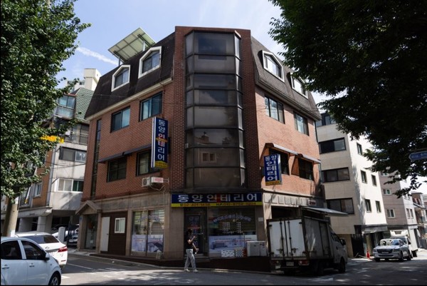 서울 송파구 주택가 한켠에 있는 허름한 모습의 벽돌건물. 이 건물 지하에 최근 초전도체 주장으로 세계의 이목이 쏠리고 있는 양자에너지연구센터가 있다. (사진=블룸버그 통신)