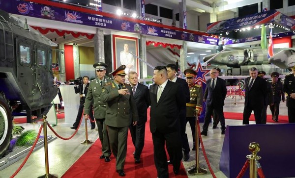 북한의 지도자 김정일이 최근 북한을 방문한 러시아 국방장관을 안내하며, 무기 전시장을 둘러보고 있다. (사진=로이터 통신)