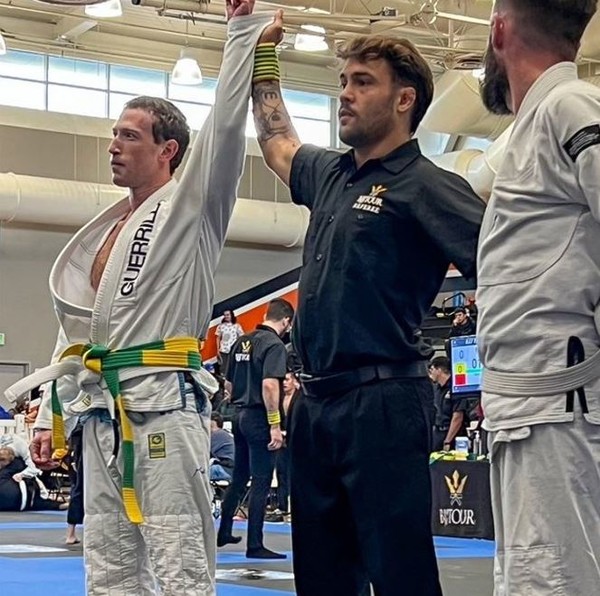 주직수 경기장에서 심판이 메타 소유주 마크 저커버그(왼쪽)에게 승리를 선언하고 있다. (사진=뉴욕타임즈)