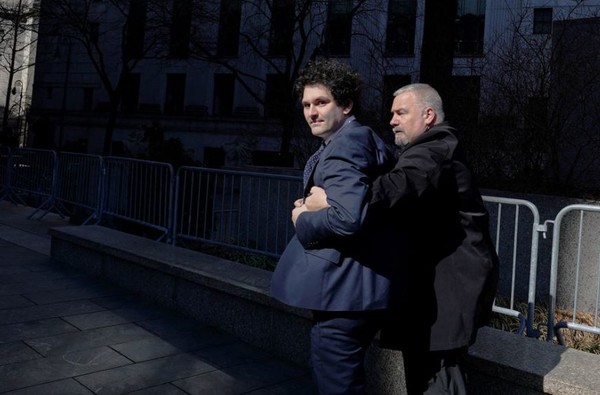 수감되는 뱅크맨 프리드. (사진=로이터 통신, 파일포토)