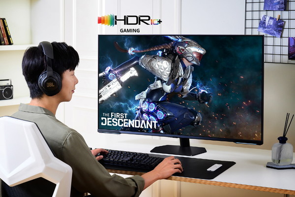 삼성전자 모델이 'HDR10+ GAMING' 기술이 적용된 퍼스트 디센던트 게임 콘텐츠를 체험하고 있다.(사진:삼성전자)