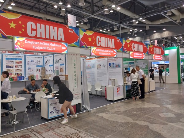 '2023 K프린팅'에 참가한 중국 업체들의 부스로서 본문과 직접 관련은 없음.