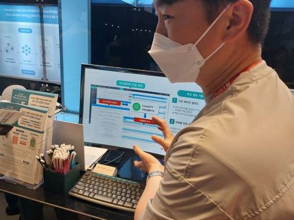 'AI엑스포코리아 2023'에 참가한 AI솔루션 업체 관계자가 자사가 개발한 제품을 설명하고 있다. 사진은 이해를 돕기 위한 것으로 본문과 직접 관련은 없음.