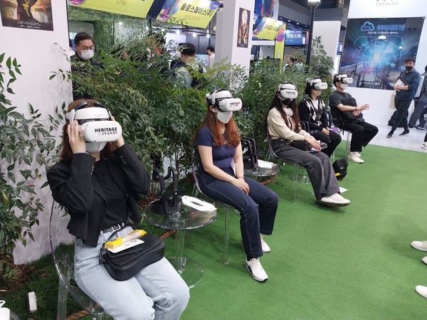 메타버스에 대한 사회적 기대감이 높았던 '2022 메타버스 페스티벌' 참관객들이 가상증강현실을 체험하고 있다.