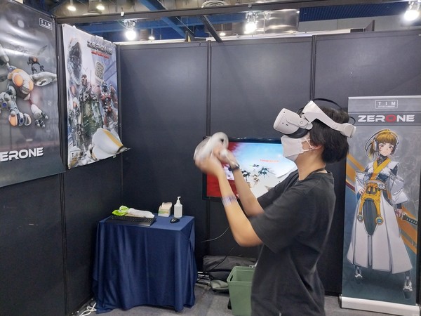 '2022 메타버스 페스티벌' 참여 업체가 시연을 해보이고 있다.