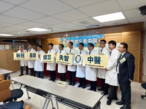 화리엔츠지병원 허종롱(何宗融) 부원장(왼쪽 네번째), 창겅기념병원 북부 지원 위원장 황저홍(黃澤宏) (오른쪽 두번째)이 브레인 포그(Brain fog) 중의학 치료 관련 기자회견에 참석하고 있다. [사진: 중화민국 중의사협회 전국연합회]